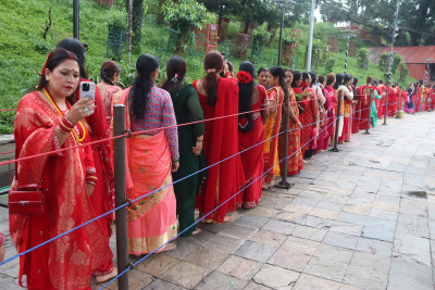  हरितालिका पर्व : पशुपति क्षेत्रमा बिहानैदेखि महिला व्रतालुको लाम 
